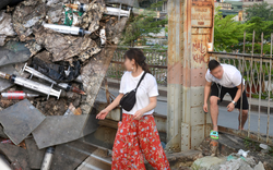 Bất chấp kim tiêm và nguy hiểm, giới trẻ trèo vào đường ray tàu hỏa trên cầu Long Biên để chụp ảnh Bất chấp kim tiêm và nguy hiểm, giới trẻ trèo vào đường ray tàu hỏa trên cầu Long Biên để chụp ảnh