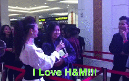 Ngồi lì trước store H&M Hà Nội từ 10h tối hôm trước, cô gái này vẫn lỡ mất tiền triệu vào tay người khác