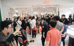 Khai trương H&M Hà Nội: Có hơn 2.000 người đổ về, các bạn trẻ phải xếp hàng dài chờ được vào mua sắm