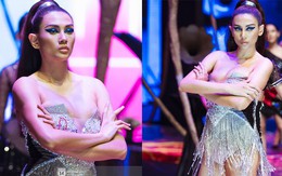 Không hiểu vì diễn quá hăng hay vì bộ đồ quá o ép mà Võ Hoàng Yến lại rơi vào tình huống "lộ hàng" trớ trêu trên sàn diễn