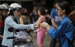 Thí sinh điểm trường Kim Liên quên mắt kính nhưng không được chuyển vào phòng thi do đã sát giờ phát đề