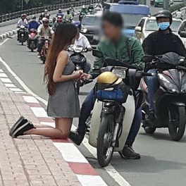 Bức ảnh cô gái quỳ gối bên cạnh chàng trai ở đường phố Sài Gòn gây xôn xao
