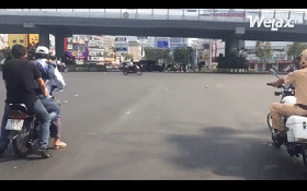 Clip: 3 người đàn ông trên chiếc Honda lặng lẽ "cài số lùi" hòng trốn khỏi tầm mắt cảnh sát giao thông