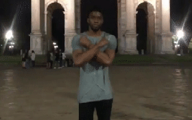 Trên phim xưng hùng xưng bá là thế, chàng "Báo Đen" về nhà vẫn phải chào mẹ bằng nghi thức Wakanda