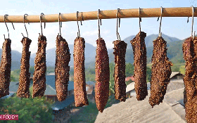 Những ngày nắng cao điểm, mang thịt ra phơi lại có được món ngon chẳng kém đặc sản của Tây Bắc