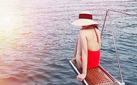 Không cần hở bạo, Hà Tăng chỉ diện áo tắm khoe thân hình từ phía sau cũng đã khiến dân mạng xôn xao