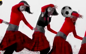 Clip: Mỹ Tâm, Chi Pu và loạt sao Vbiz cùng tranh đấu trong một trận bóng nảy lửa khiến ai cũng phải cười nghiêng ngả