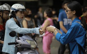 Thí sinh điểm trường Kim Liên quên mắt kính nhưng không được chuyển vào phòng thi do đã sát giờ phát đề