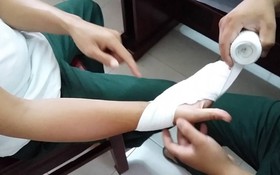 Thí sinh thi THPT QG là cảnh sát cơ động, bị thương ở tay, phải nhờ cán bộ coi thi chép bài hộ