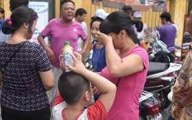 Phụ huynh bật khóc khi nhìn thấy con đã thi xong nhưng cổng trường vẫn đóng