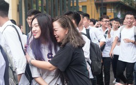 Cổng trường Chu Văn An đúng giờ mới mở, thí sinh sà vào vòng tay bố mẹ trong cảm xúc khó tả
