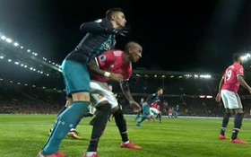 Đánh vào bụng đối thủ, Ashley Young phải trả giá đắt