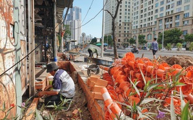 Con đường "cứ mưa là ngập" ở Sài Gòn nâng cấp xong, người dân hối hả xây “tường đê” vì... mặt đường cao hơn nhà