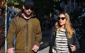 "Thần sấm" Chris Hemsworth và vợ hơn 7 tuổi nắm tay tình cảm đi dạo phố