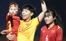 Con gái nữ tuyển thủ Hoàng Quỳnh xuống sân chung vui cùng mẹ sau trận thắng ngược Philippines