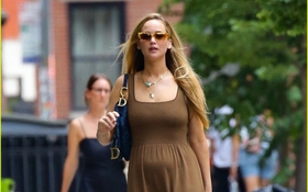 Jennifer Lawrence diện đồ hiệu, đeo trang sức đắt giá đi chơi cùng bạn bè
