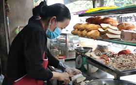 Dì Hai Lành bán bánh mì vỉa hè mua được 9 căn nhà, dựng vợ gả chồng cho các em