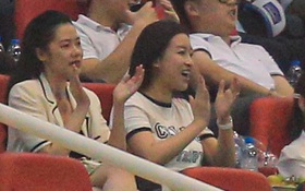 Hoa hậu Đỗ Mỹ Linh ăn mừng cực sung khi đội bóng của chồng có bàn thắng