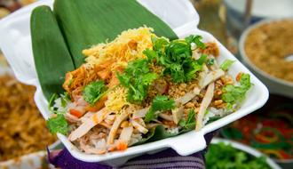 Khắp Sài Gòn vẫn có những hàng xôi đêm giúp bạn "chắc bụng" để thức khuya xem World Cup