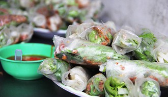 Những món ăn vặt "chai mặt" trước cổng trường, thời đi học ai mà chẳng thử