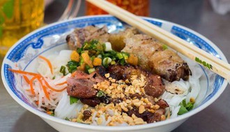 Không biết từ lúc nào mà đường Cô Giang (quận 1) trở thành khu ẩm thực với biết bao quán xá thế này