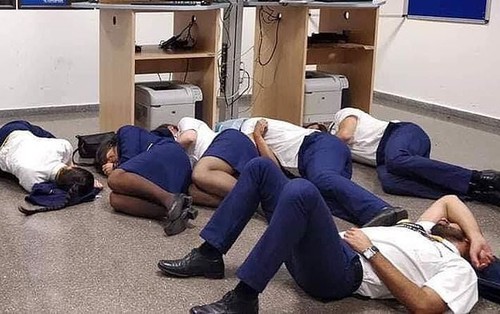 Trong nghề mới thấm: 24 người phi hành đoàn tố hãng Ryanair bỏ đói, bắt họ ngủ trên sàn nhà vì "không tìm được khách sạn"