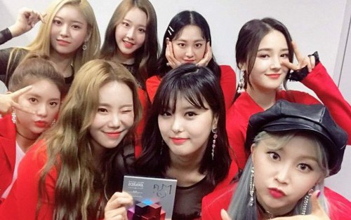 MOMOLAND gây tranh cãi về hành động không chào tiền bối và cười cợt sự cố của Jimin (BTS) trên sân khấu