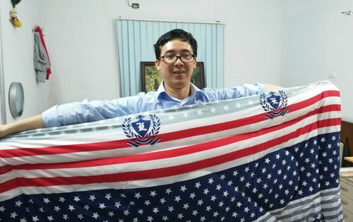 Thầy Hiệu trưởng ở Hà Nội kêu gọi "hãy tặng chúng tôi nhiều phong bì" ngày 20/11 và câu chuyện ý nghĩa sau đó