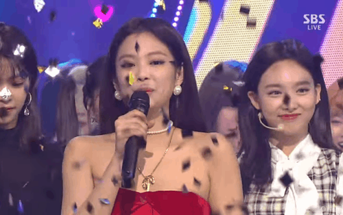 Netizen khen ngợi hành động tinh tế của Nayeon (TWICE) ở khoảnh khắc Jennie (BLACK PINK) thắng cúp
