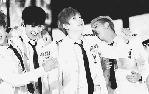 Sao Kpop với "người bạn" pháo giấy trên sân khấu: Người đẹp xuất thần, kẻ thất thần khiến fan không nhịn nổi cười