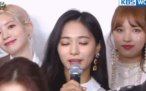 Cùng 1 ngày, TWICE thông báo phát hành album đặc biệt, EXO tung thính comeback cuối năm
