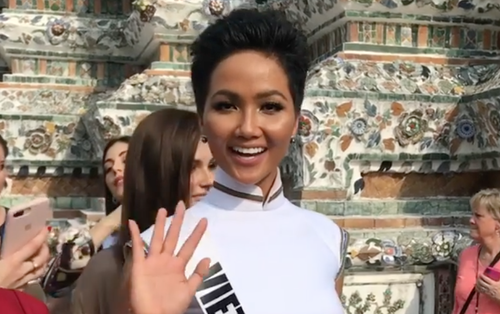Clip: Giữa dàn thí sinh Miss Universe, H’Hen Niê tự tin trổ tài nói tiếng Thái khiến người dân hò hét phấn khích