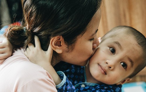 Lời tâm sự xúc động từ mẹ em bé ung thư não trong bộ ảnh "24h của Tom": Mình không được than vãn, vì con mới thiệt thòi...