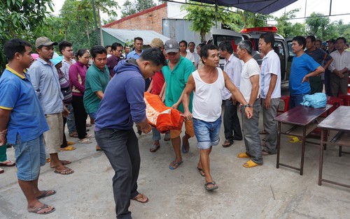 Người cha đau đớn kể lại giây phút con gái bị Phó Ban Chỉ huy quân sự phường bắn chết
