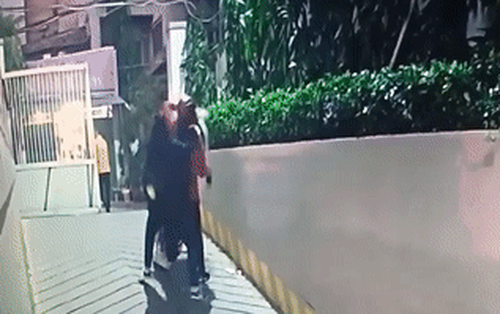 Chỉ một cú tăng ga khi lên dốc, cô ninja bốc đầu xe lên bờ tường cao cả mét rồi kẹt lại luôn