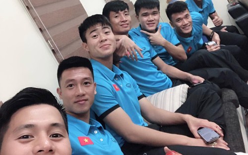 Bị hỏi giận gì mà ngồi xa Tư Dũng thế, Đình Trọng trả lời một câu khiến hội "con dân" muốn xỉu