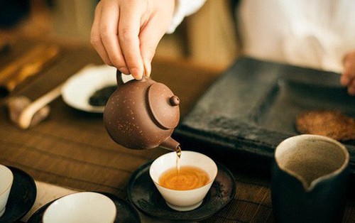 6 thứ lành mạnh nhất mà bạn nên thêm vào ly trà uống hàng ngày