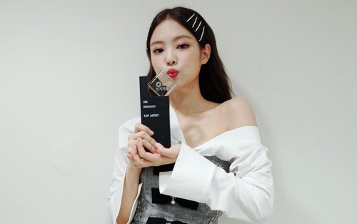 Bị mỉa mai từ vũ đạo đến khả năng hát live khi giành No.1, Jennie (Black Pink) sắp thành “con ghẻ” của netizen thật rồi!
