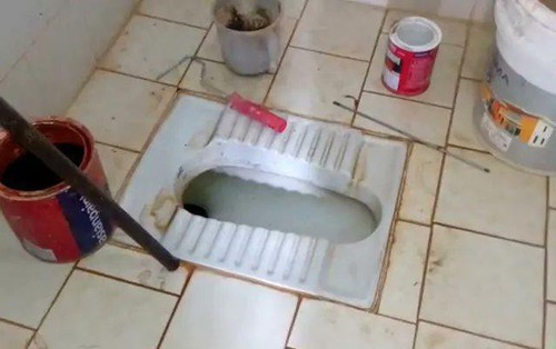 Thợ sửa ống nước bị sốc khi phát hiện thi thể bé sơ sinh 2 ngày tuổi trong bồn cầu