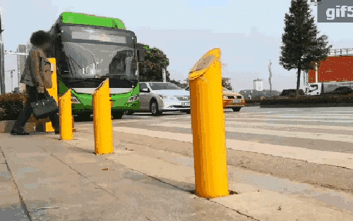 Trung Quốc lắp đặt máy phun sương, tự động xịt ướt quần người đi bộ sai luật