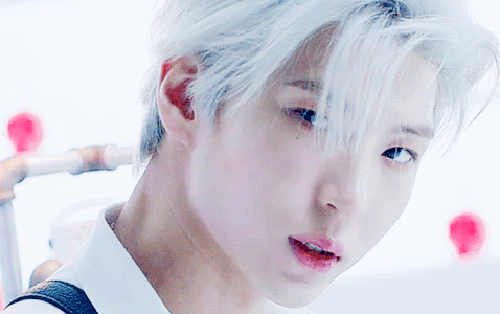 Dân tình điên đảo vì thành viên boygroup "đẹp như bước ra từ truyện tranh"