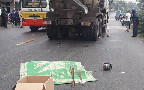 Hà Nội: Va chạm với xe bồn, hai người đàn ông tử vong thương tâm