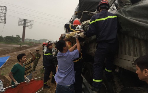Xe tải đâm dồn toa trên cao tốc Pháp Vân - Cầu Giẽ trong ngày nghỉ lễ Giỗ Tổ Hùng Vương, 1 người tử vong