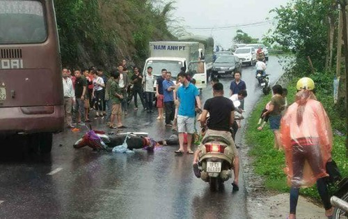 Phú Thọ: Hai xe máy va chạm xe khách trên đường đi Đền Hùng, 3 người bị thương