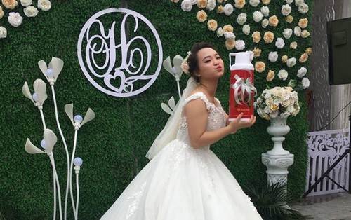 Nhóm bạn tặng quà cưới là một cái phích chứa đầy tiền, cô dâu chú rể phải gắp từng phong bì ra mới đếm được