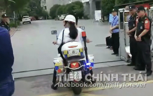 Chú cảnh sát giao thông được yêu mến nhất tại Trung Quốc: Luôn xuất hiện kịp thời chở thí sinh bị nhầm trường thi đến đúng địa điểm