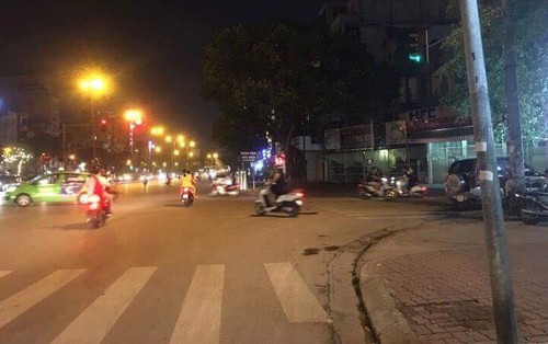 Hà Nội: Đối tượng nghi "ngáo đá" đâm nam thanh niên rồi leo lên nóc nhà cố thủ
