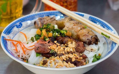 Không biết từ lúc nào mà đường Cô Giang (quận 1) trở thành khu ẩm thực với biết bao quán xá thế này