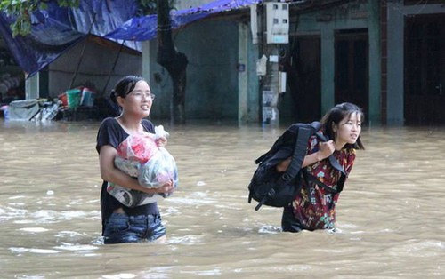 Chùm ảnh: Các sĩ tử vùng cao vượt mưa lũ đi thi THPT Quốc Gia 2018