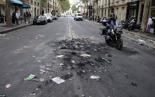 Chùm ảnh: Thành phố Paris ngổn ngang, tan hoang sau những đêm ăn mừng chiến thắng